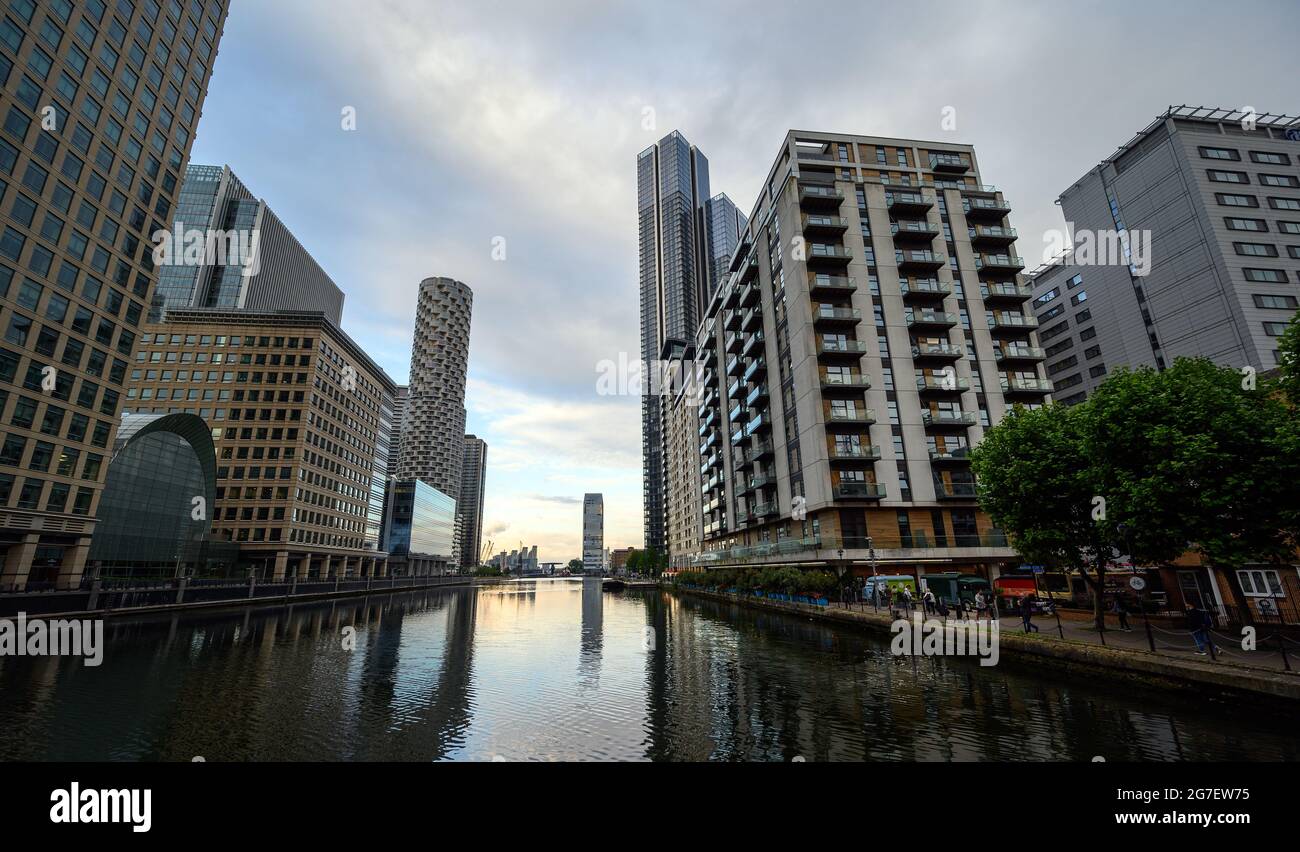 South Dock im Bereich Canary Wharf der Londoner Docklands. Canary Wharf links und South Quay rechts von der South Quay Footbridge aus gesehen. Stockfoto