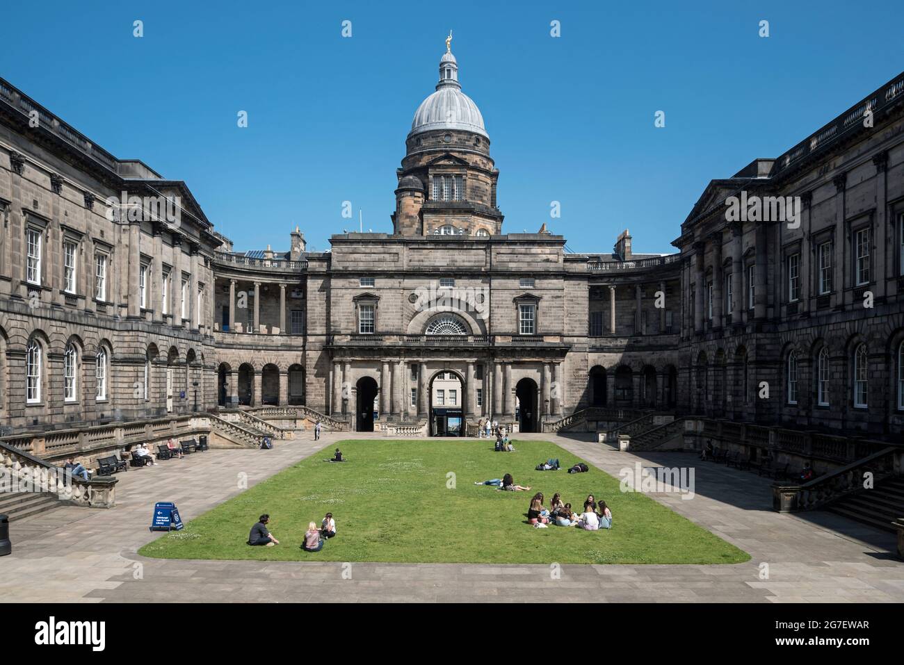 Der Quad der alten Universität, Teil der University of Edinburgh. Von Robert Adam entworfen und im Jahre 1789 begonnen. Stockfoto
