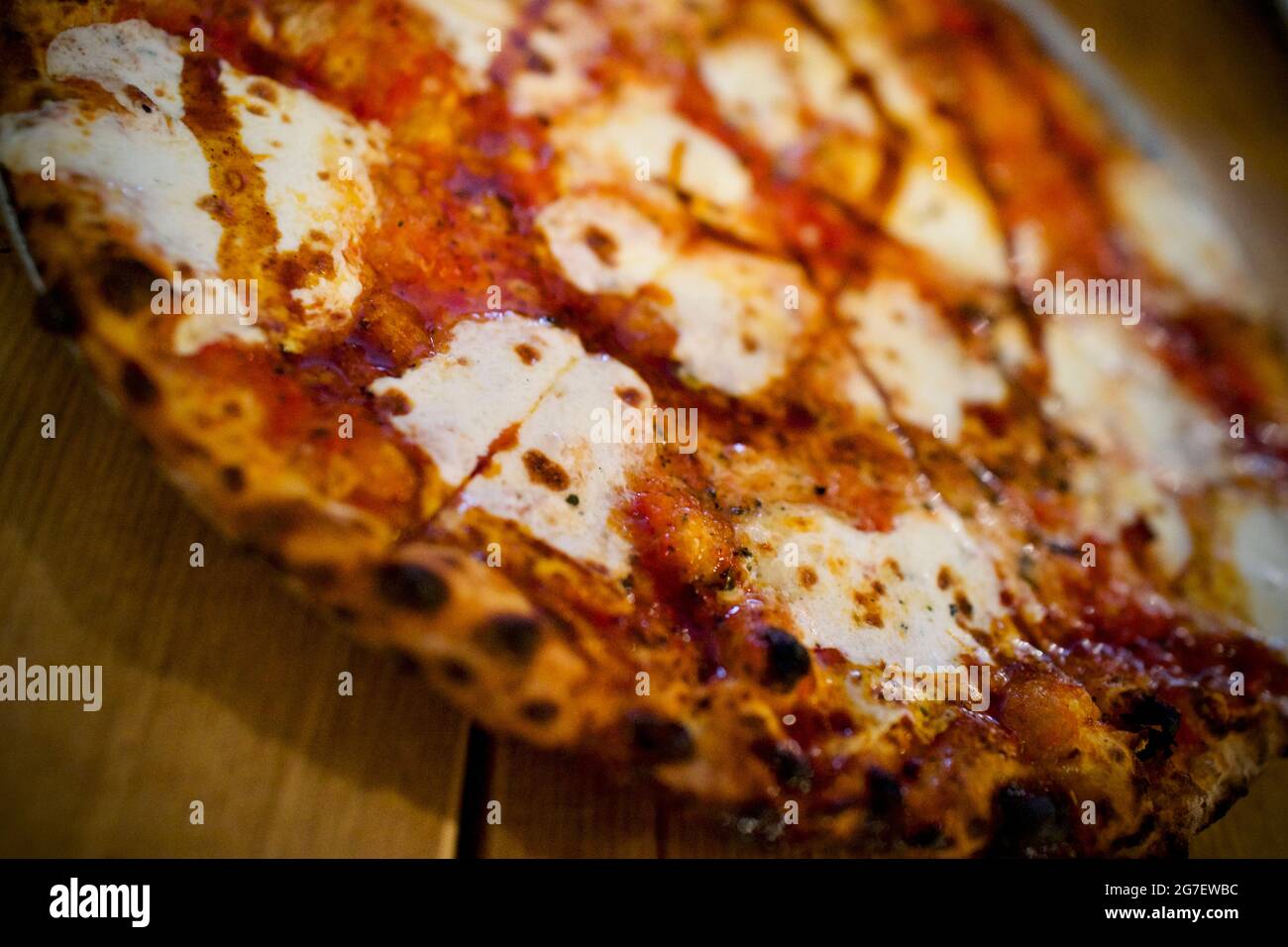 Nahaufnahme des „Klassikers“ von Pizza im Emily Loves Pizza Restaurant in Brooklyn, New York, USA. Pizza and Burgers, beliebtes Restaurant in Brooklyn. Stockfoto