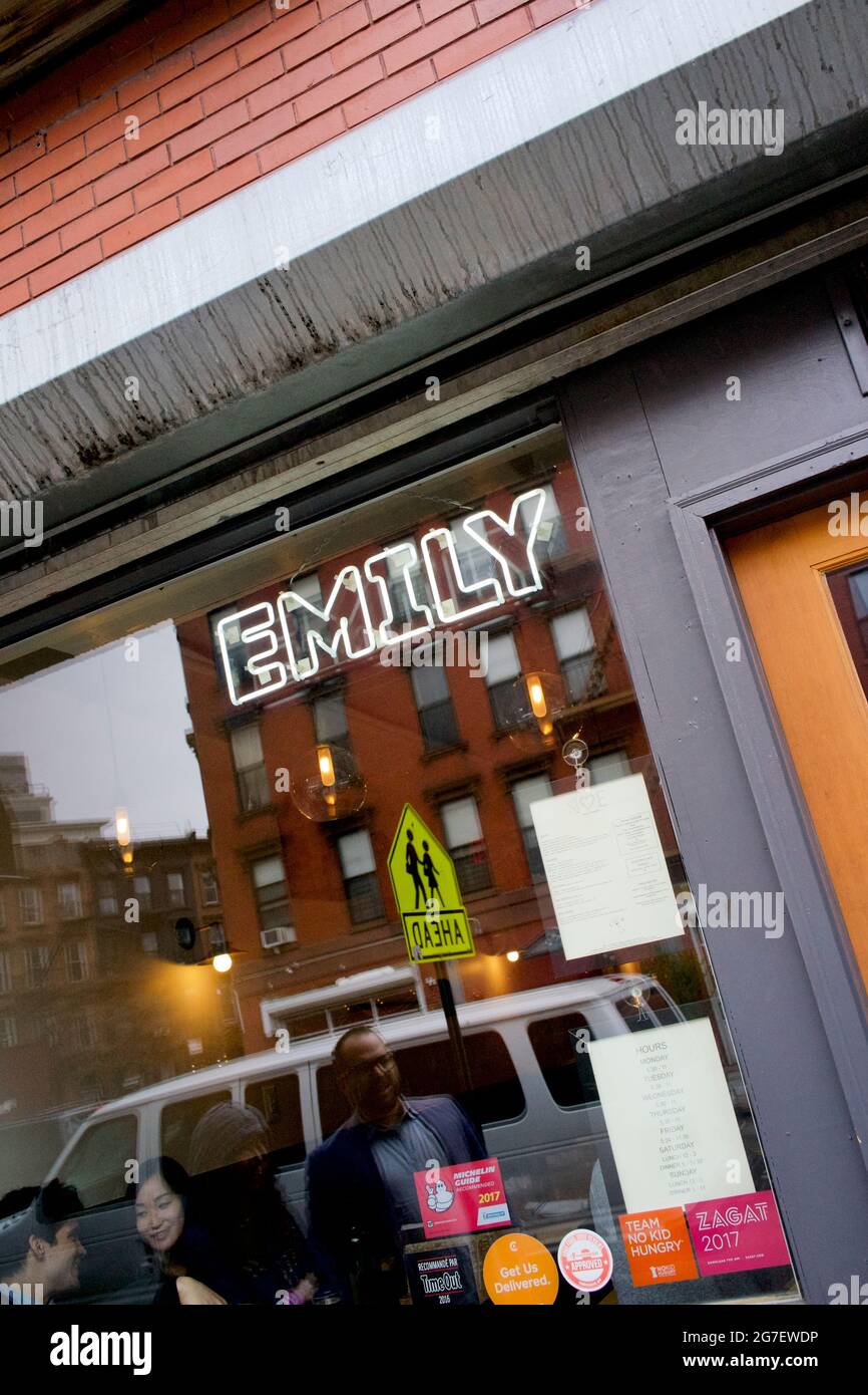 Fassade des Emily Loves Pizza Restaurants in Brooklyn, New York, USA. Pizza and Burgers, beliebtes Restaurant in Brooklyn. Stockfoto