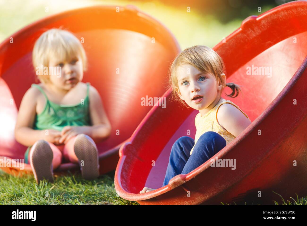 Kinder zusammen spielen im Freien sitzen in bunten Stühlen Stockfoto