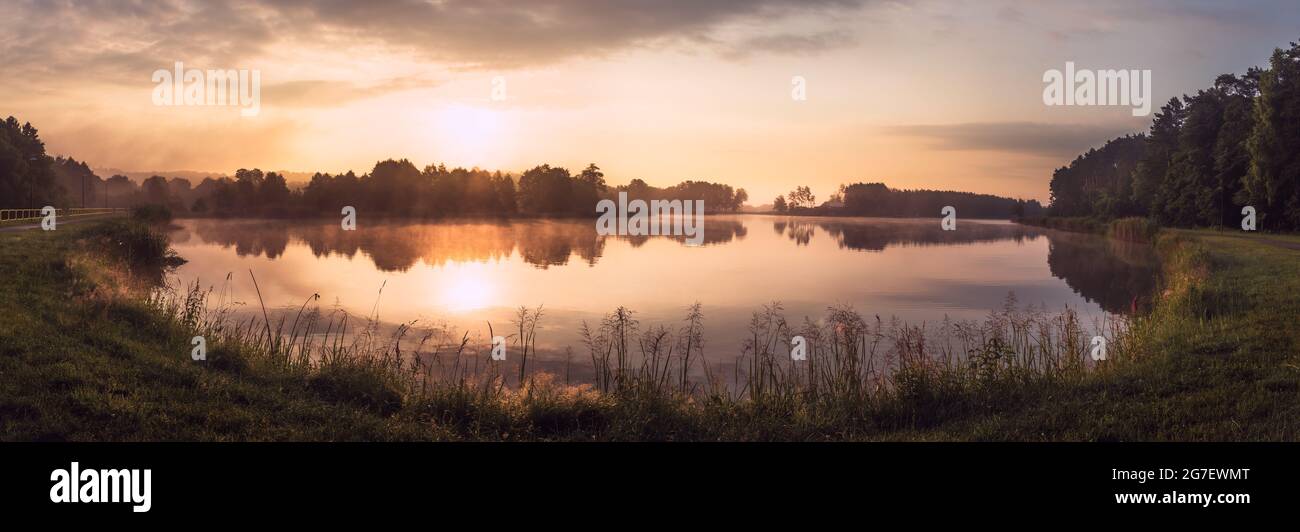 Schöner Sonnenaufgang am See, umgeben von Wald in Krasnobród, Roztocze, Polen. Stockfoto
