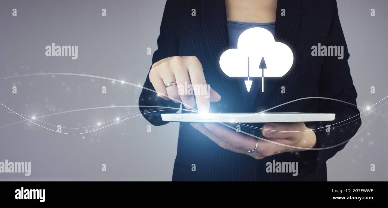 Abstrakter Hintergrund der Cloud-Verbindungstechnologie. Weiße Tablette in Geschäftsfrau Hand mit digitalem Hologramm Abstract Cloud-Zeichen auf grauem Hintergrund. Clou Stockfoto