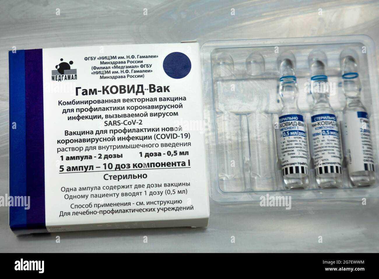 Ampullen mit dem Impfstoff Gam-COVID-Vac (Sputnik V) liegen in der Arztpraxis auf dem Tisch Stockfoto