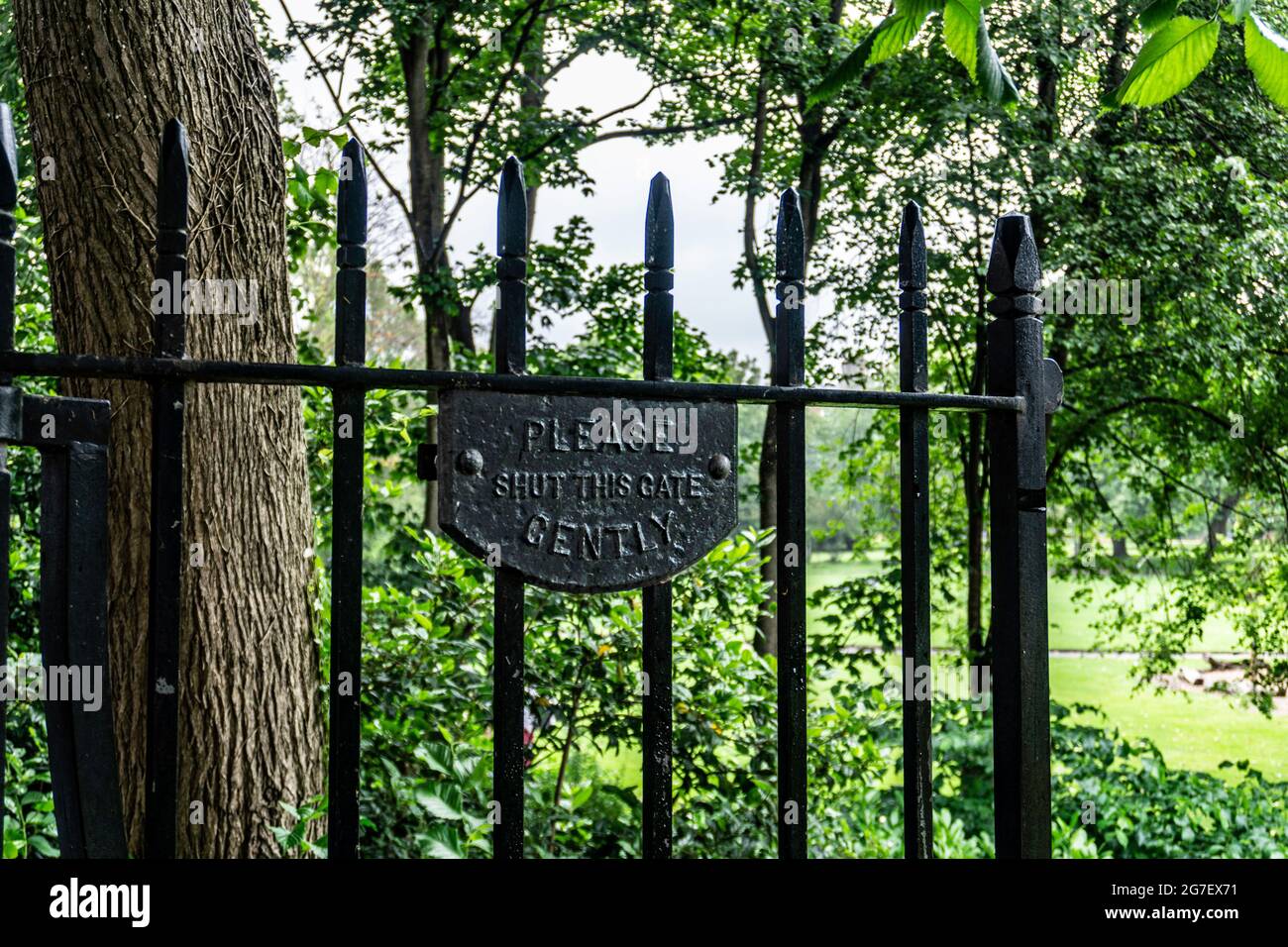 Merrion Square Park, Dublin, Irland. Eines der Eingangstore erinnert uns daran, das Tor sanft zu schließen. Der Park stammt aus dem 17. Jahrhundert. Stockfoto