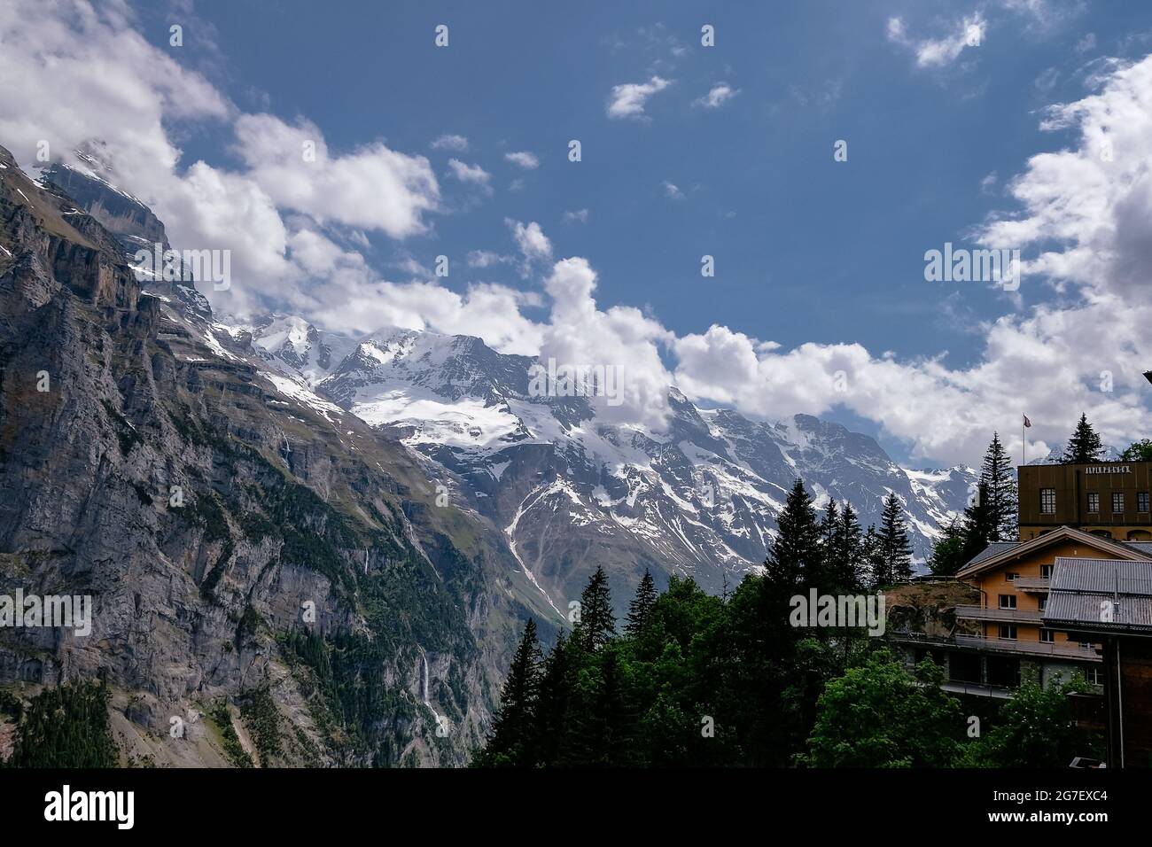 Panorama-Luftaufnahme des Lauterbrunnentals vom kleinen Dorf Mürren - Jungfrau Region im Sommer - Schweizer Alpen, Schweiz Stockfoto