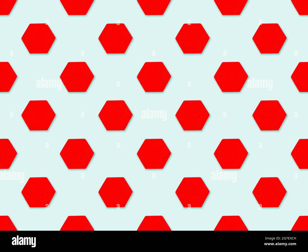 Abstrakter Hintergrund mit geometrischen Figuren aus rotem Sechseck in Pastellfarben. Minimalistische Geometrie Abstraktes Musterdesign. Stockfoto