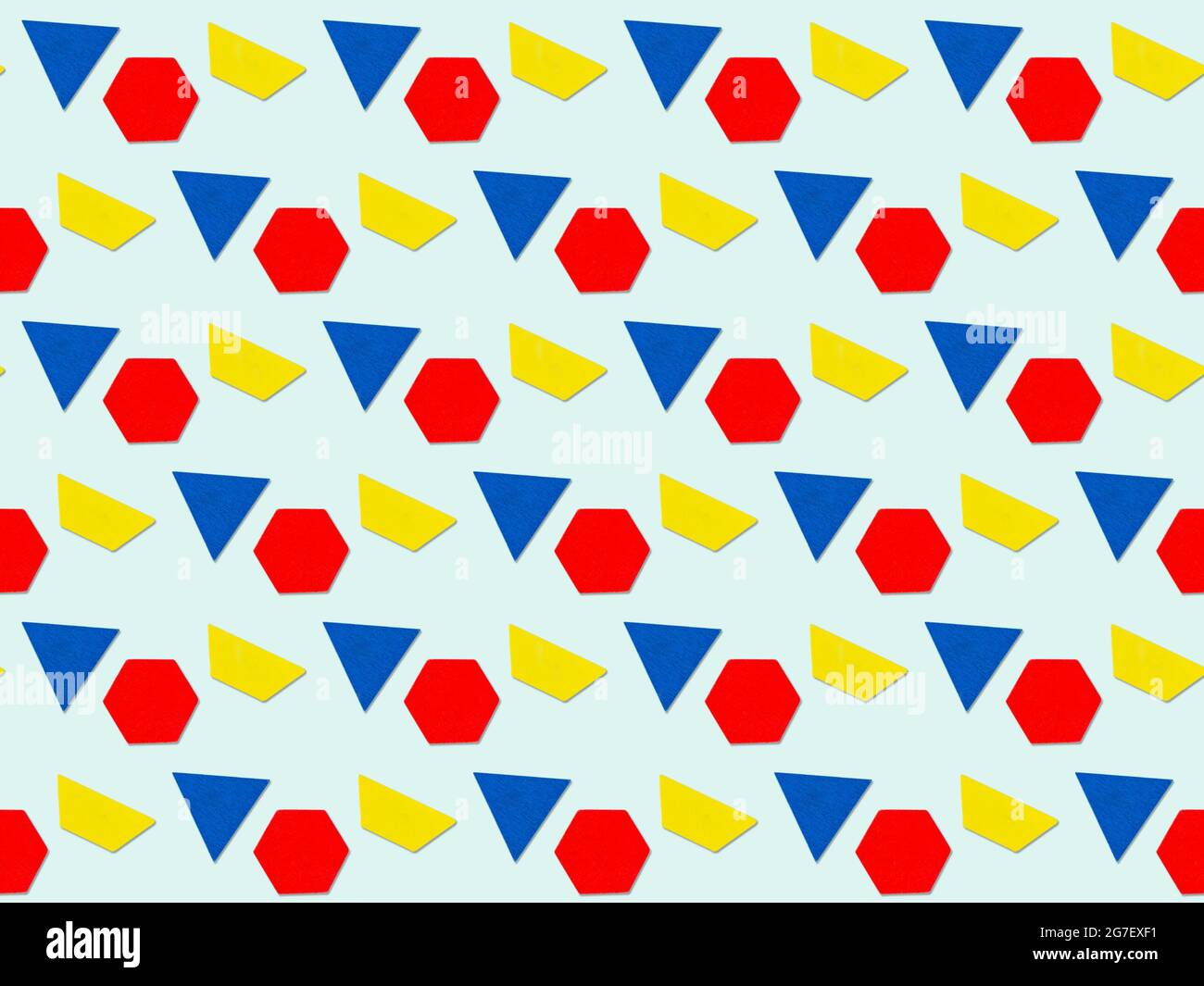Abstrakter Hintergrund mit geometrischen mehrfarbigen Dreiecks-, Trapez-, Sechseck-Figuren. Farbenfroher geometrischer Hintergrund. Stockfoto
