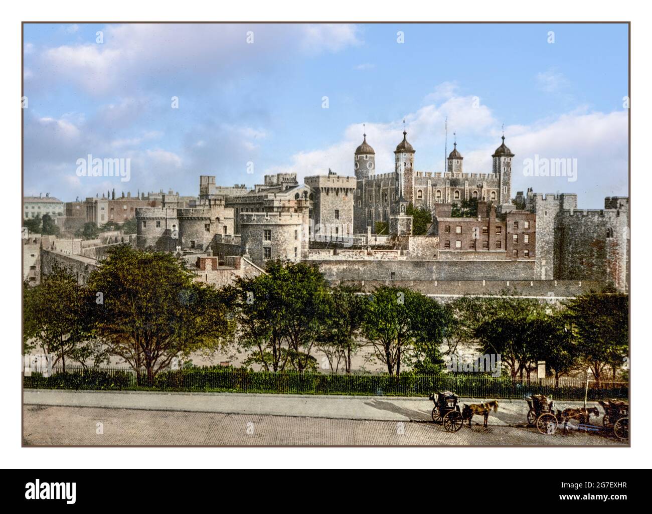 DER TURM VON LONDON historisches viktorianisches London mit von Pferden gezogenen hackney-Kutschenwagen vor dem Tower of London England] 1890 und ca. 1900]. photochrom, Farbe. Stockfoto