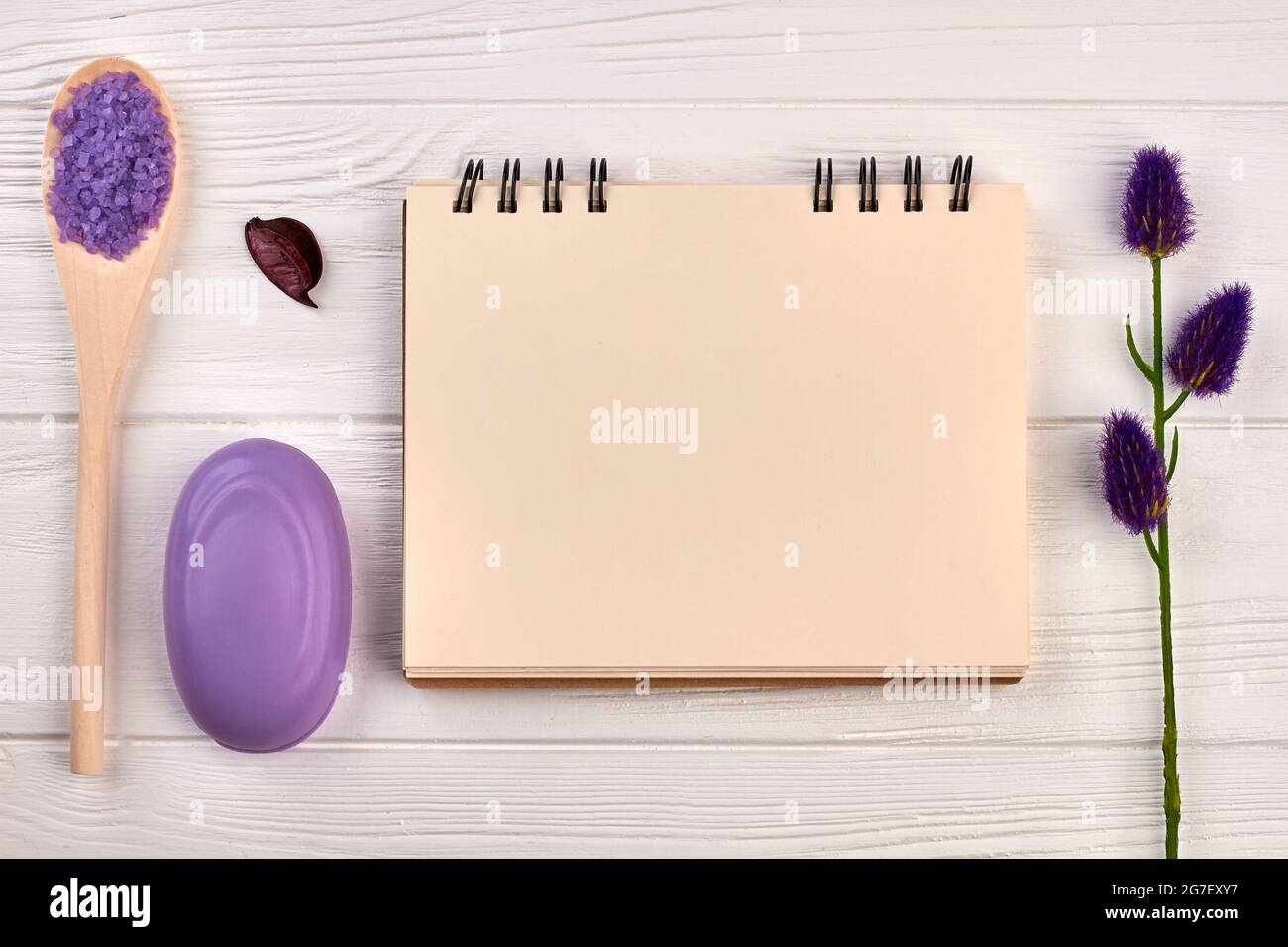 Leerer Notizblock für Copyspace und Spa-Zubehör. Stockfoto