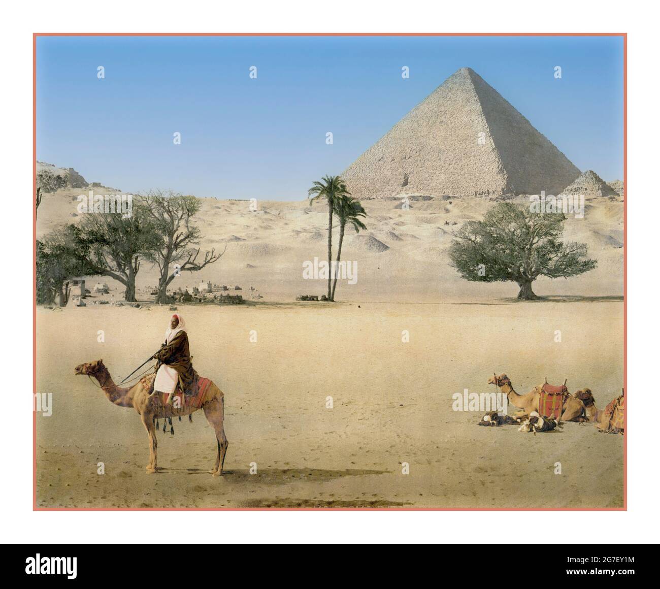 VINTAGE GRAND PYRAMID ÄGYPTEN ARCHIV RETRO 1900s ruhende Beduinen Kamele und die Grand Pyramid, Kairo, Ägypten 1890 und ca. 1900] Photochrom-Technik Stockfoto