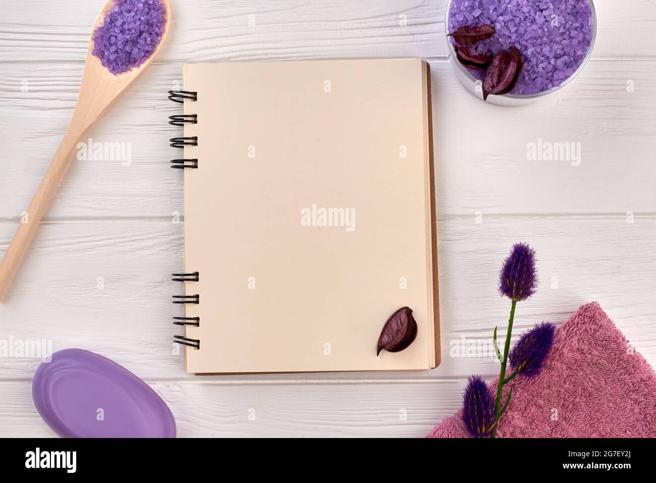 Flat Lay Spa-Behandlungen und leerer Notizblock. Stockfoto