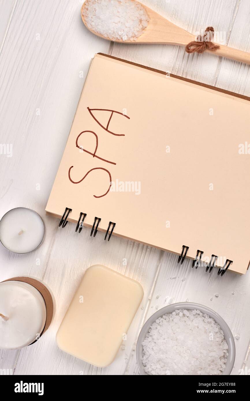 Flacher Notizblock mit Wellness-Accessoires. Stockfoto