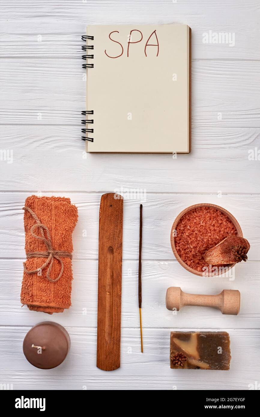 Leerer Notizblock und Zubehör für die Spa-Behandlung. Stockfoto