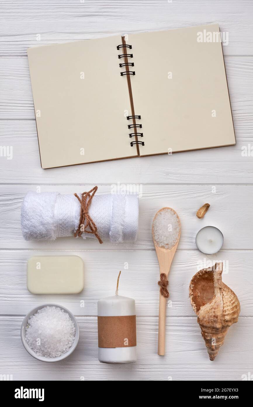 Notizblock für Kopierer und Badezimmerzubehör auf weißem Schreibtisch. Stockfoto