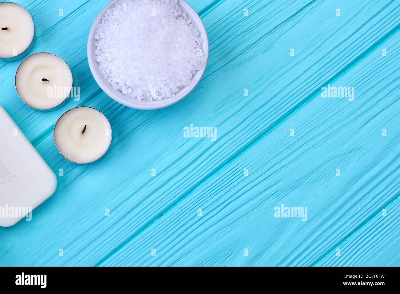 Draufsicht weißes Salz mit Kerzen und Kopierraum. Stockfoto