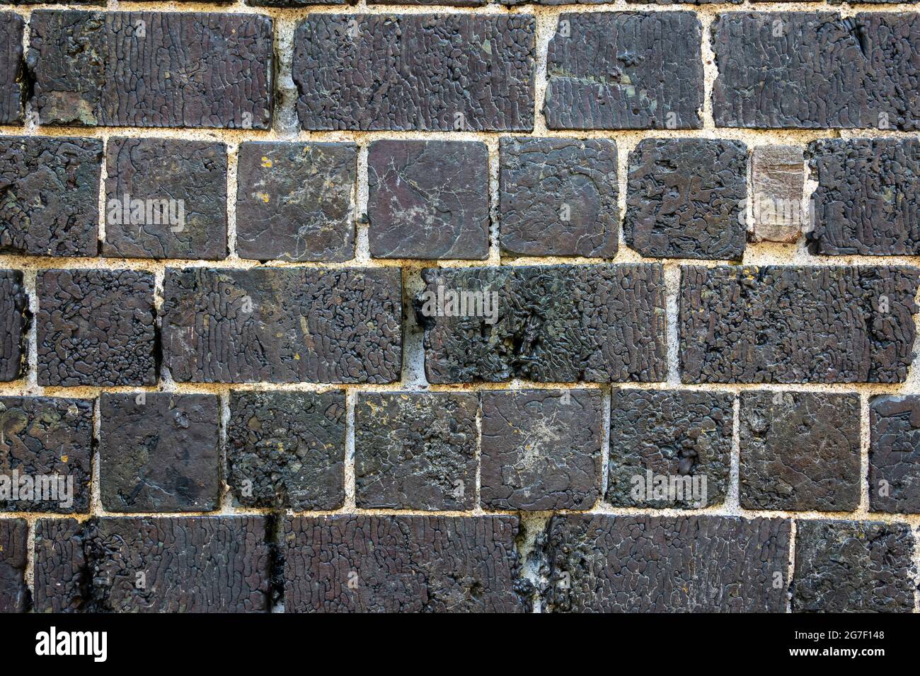Schwarze Schlackensteinmauer im Dorf Fiskars in Raasepori, Finnland Stockfoto