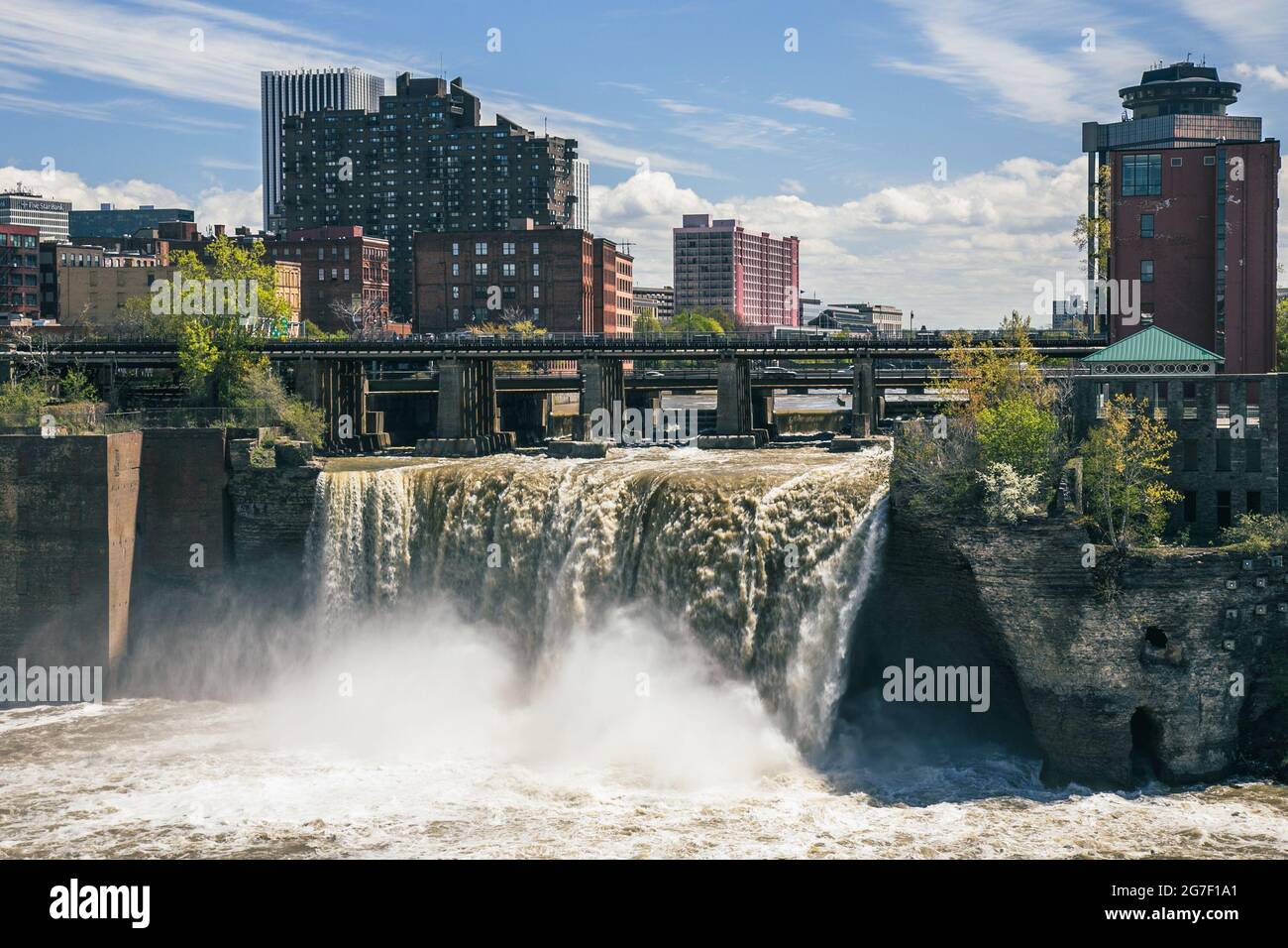 High Falls, umgeben von Gebäuden unter dem Sonnenlicht in Rochester, New York State, USA Stockfoto