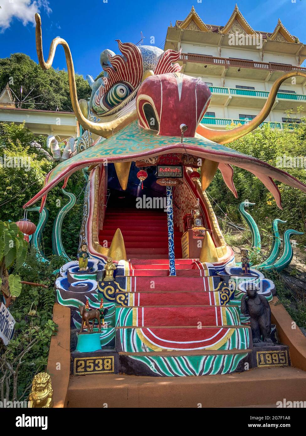 Wat Ban Tham Tempel und Höhle in Kanchanaburi, Thailand Stockfoto