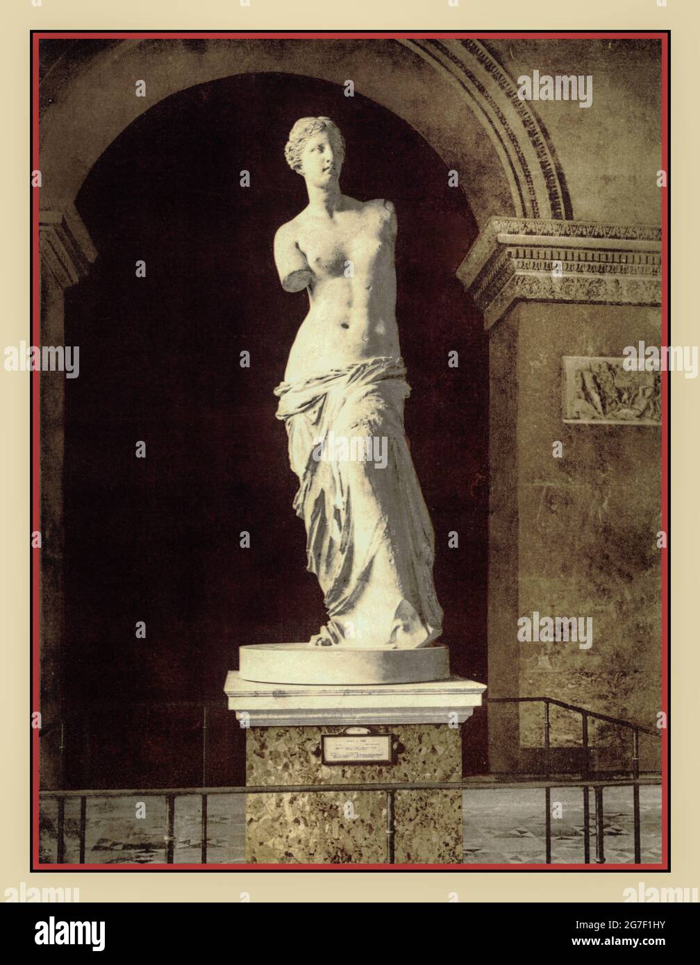 1900: Archiv der Venus de Milo-Statue Fotochrombild [der Louvre, die Venus de Milo, Paris, Frankreich] 'Aphrodite de Milos' Fotochromdrucke--Farbe-- 1890-1900.die Venus von Milo wird seit kurz nach der Wiederentdeckung der Statue auf der griechischen Insel Milos im Jahr 1820 im Louvre in Paris prominent ausgestellt.Es wird angenommen, dass die Statue Aphrodite, die griechische Göttin der Liebe und Schönheit, darstellt und den Namen Venus trägt, Stockfoto