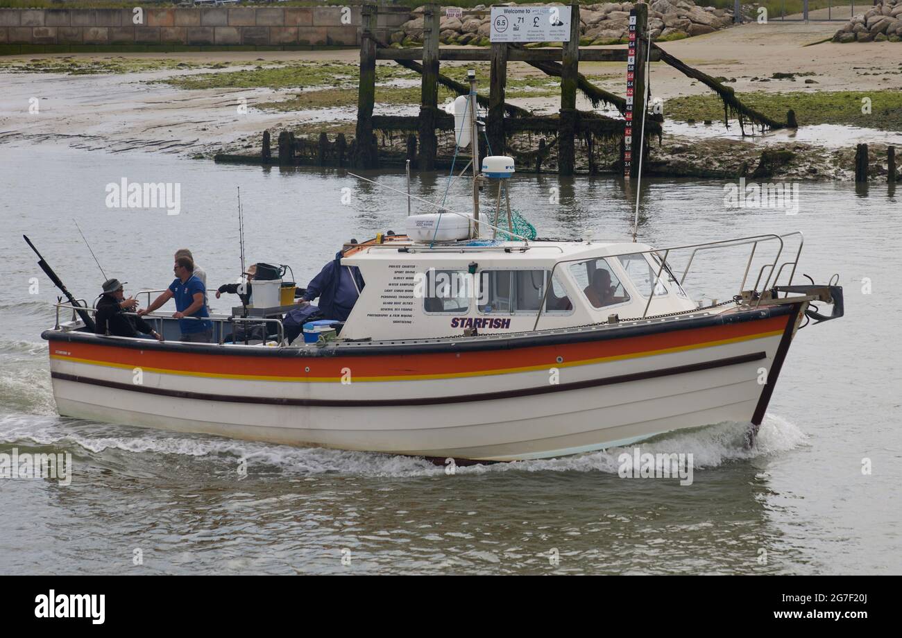 Boote gesehen auf dem Fluss Arun in Littlehampton im Sommer 2021. Stockfoto