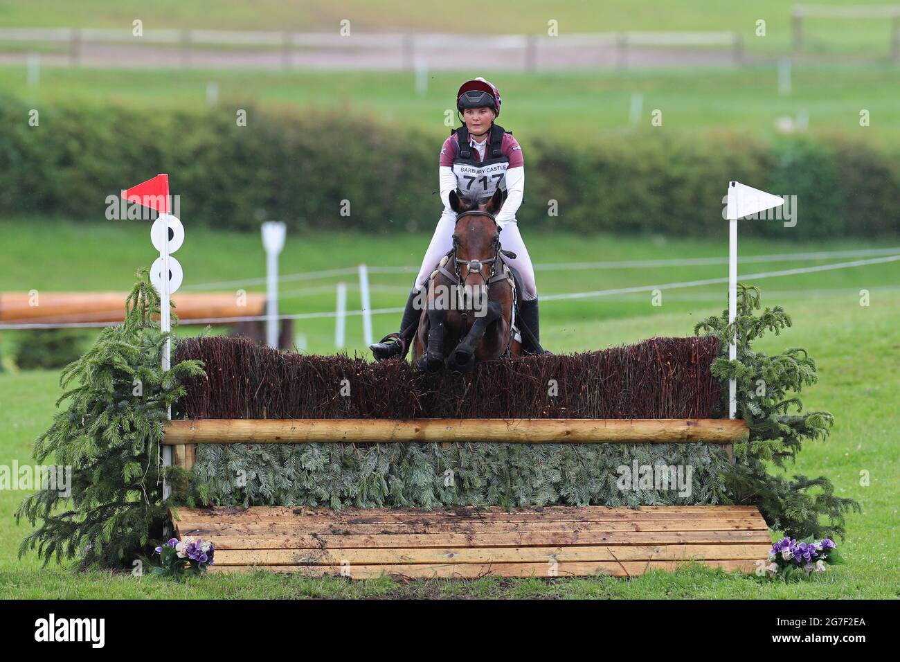 MARLBOROUGH, GROSSBRITANNIEN. JULI. Olive Nicholls Riding the Devil trägt Prada auf ihrem Weg zum Gewinn des PT Sektion M Cross Country Events bei den Barbury Castle International Horse Trials, Marlborough, Wiltshire, Großbritannien, am Sonntag, 11. Juli 2021. (Kredit: Jon Bromley | MI News) Kredit: MI Nachrichten & Sport /Alamy Live News Stockfoto