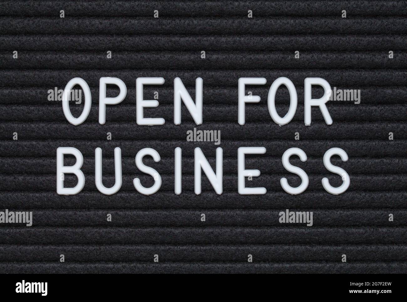 Öffnen Für Business Filz Letter Board Zeichen. Stockfoto