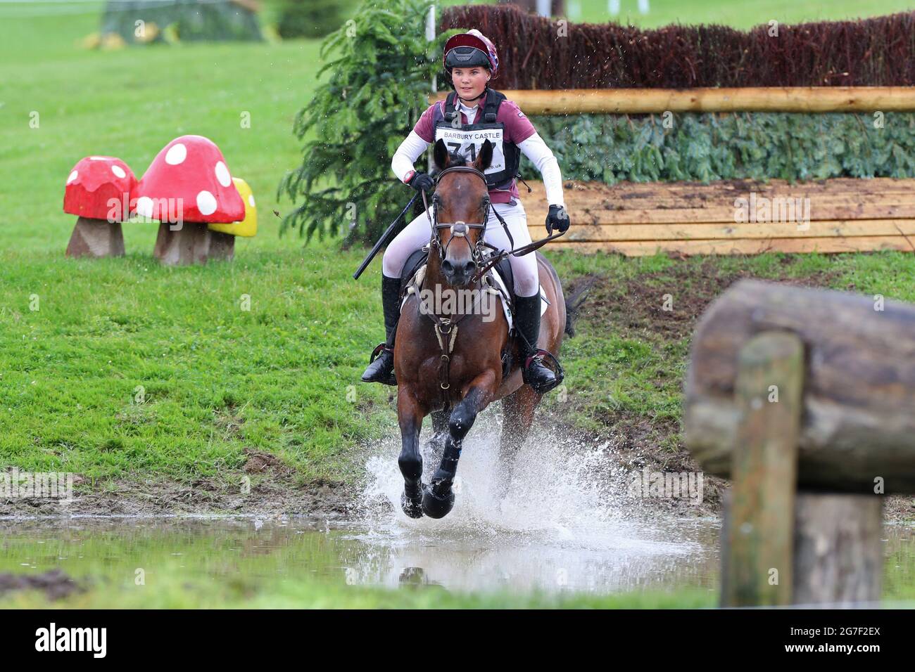 MARLBOROUGH, GROSSBRITANNIEN. JULI. Olive Nicholls Riding the Devil trägt Prada auf ihrem Weg zum Gewinn des PT Sektion M Cross Country Events bei den Barbury Castle International Horse Trials, Marlborough, Wiltshire, Großbritannien, am Sonntag, 11. Juli 2021. (Kredit: Jon Bromley | MI News) Kredit: MI Nachrichten & Sport /Alamy Live News Stockfoto