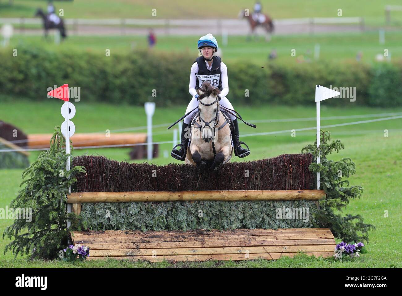 MARLBOROUGH, GROSSBRITANNIEN. JULI. Emily Weeks riding Island Boy während der PT Sektion M Cross Country Veranstaltung im Barbury Castle International Horse Trials, Marlborough, Wiltshire, UK am Samstag, den 10. Juli 2021. (Kredit: Jon Bromley | MI News) Stockfoto