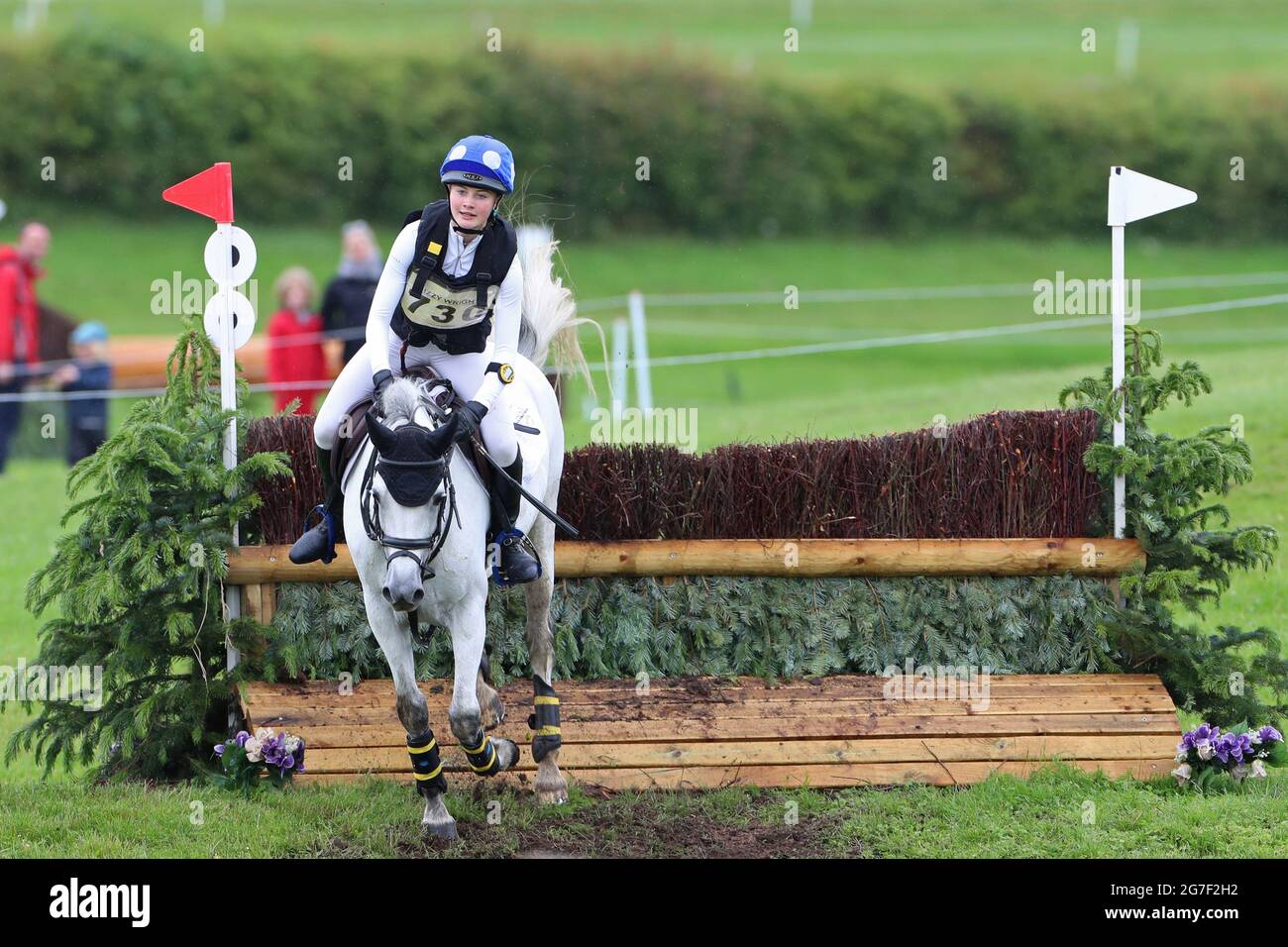 MARLBOROUGH, GROSSBRITANNIEN. JULI. Izzy Wright reitet Menlo Amy während des PT Sektion M Cross Country Events im Barbury Castle International Horse Trials, Marlborough, Wiltshire, Großbritannien am Samstag, den 10. Juli 2021. (Kredit: Jon Bromley | MI News) Stockfoto