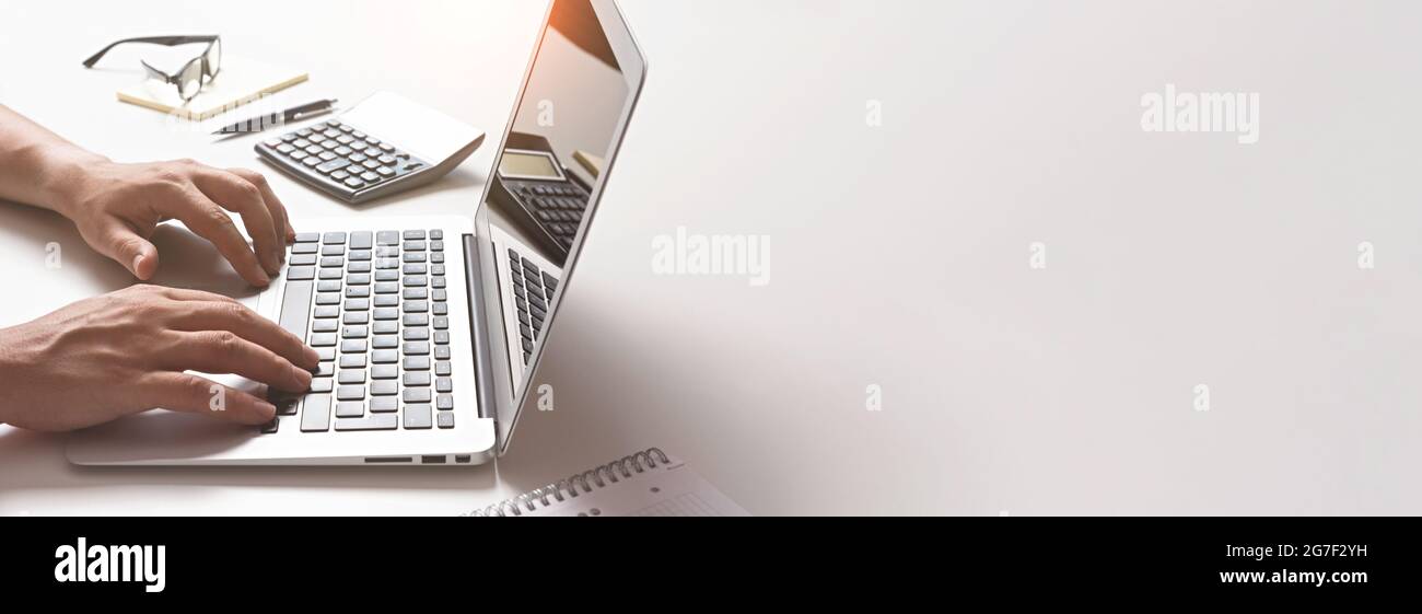 Mann mit Laptop, Buchhalter im Büro. Bildhintergrund mit Kopierbereich Stockfoto