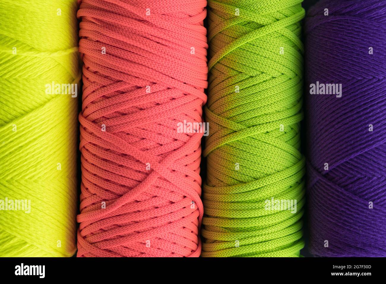 Farbiger Hintergrund aus Macrame-Garn. Knäuel aus Baumwollgarn zum Makramstricken Stockfoto