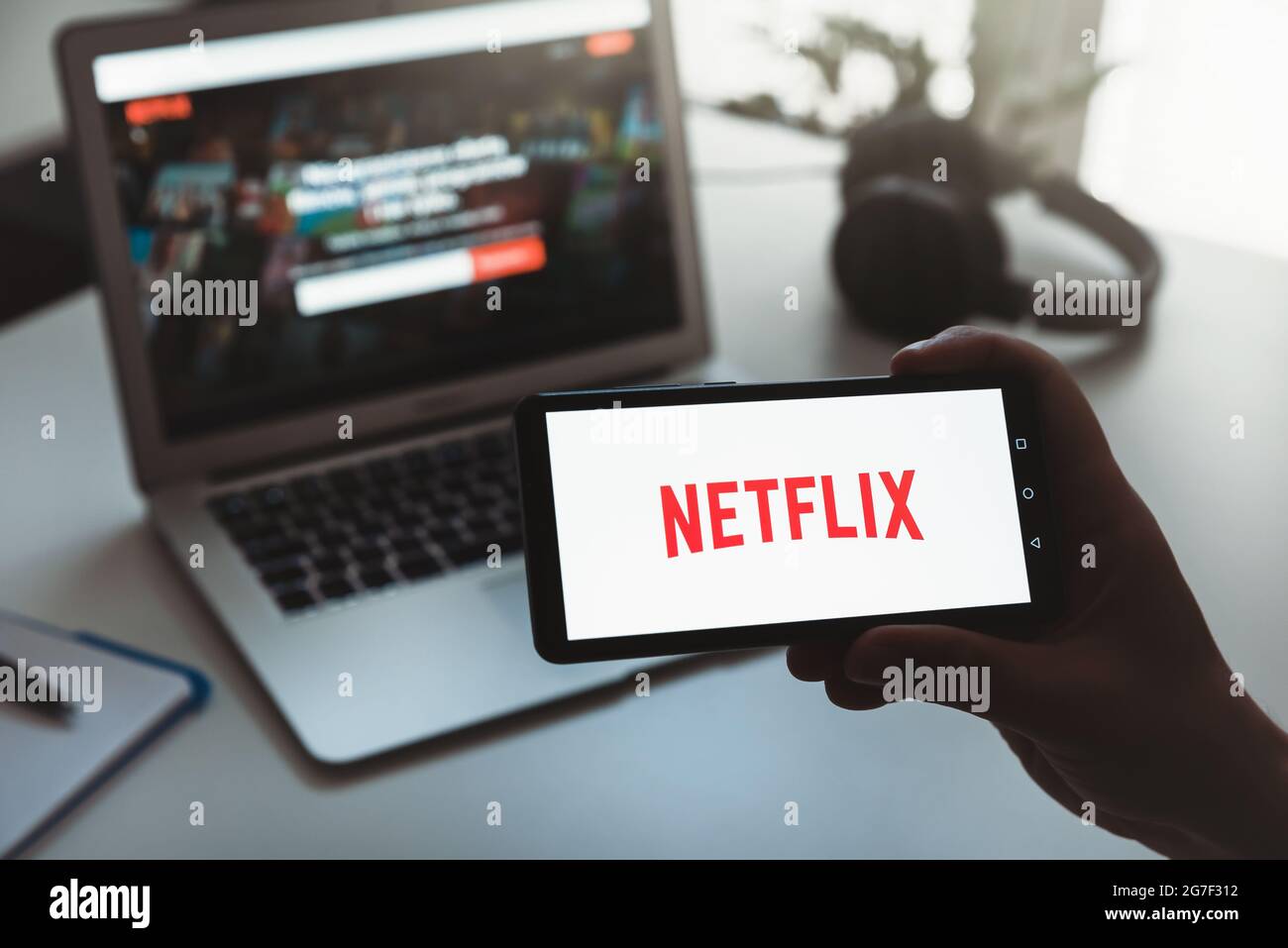 Breslau, Polen - 17. JUNI 2021: Mann mit Netflix-Logo auf dem Bildschirm. Netflix ist die beliebteste Video-Streaming-Plattform. Stockfoto