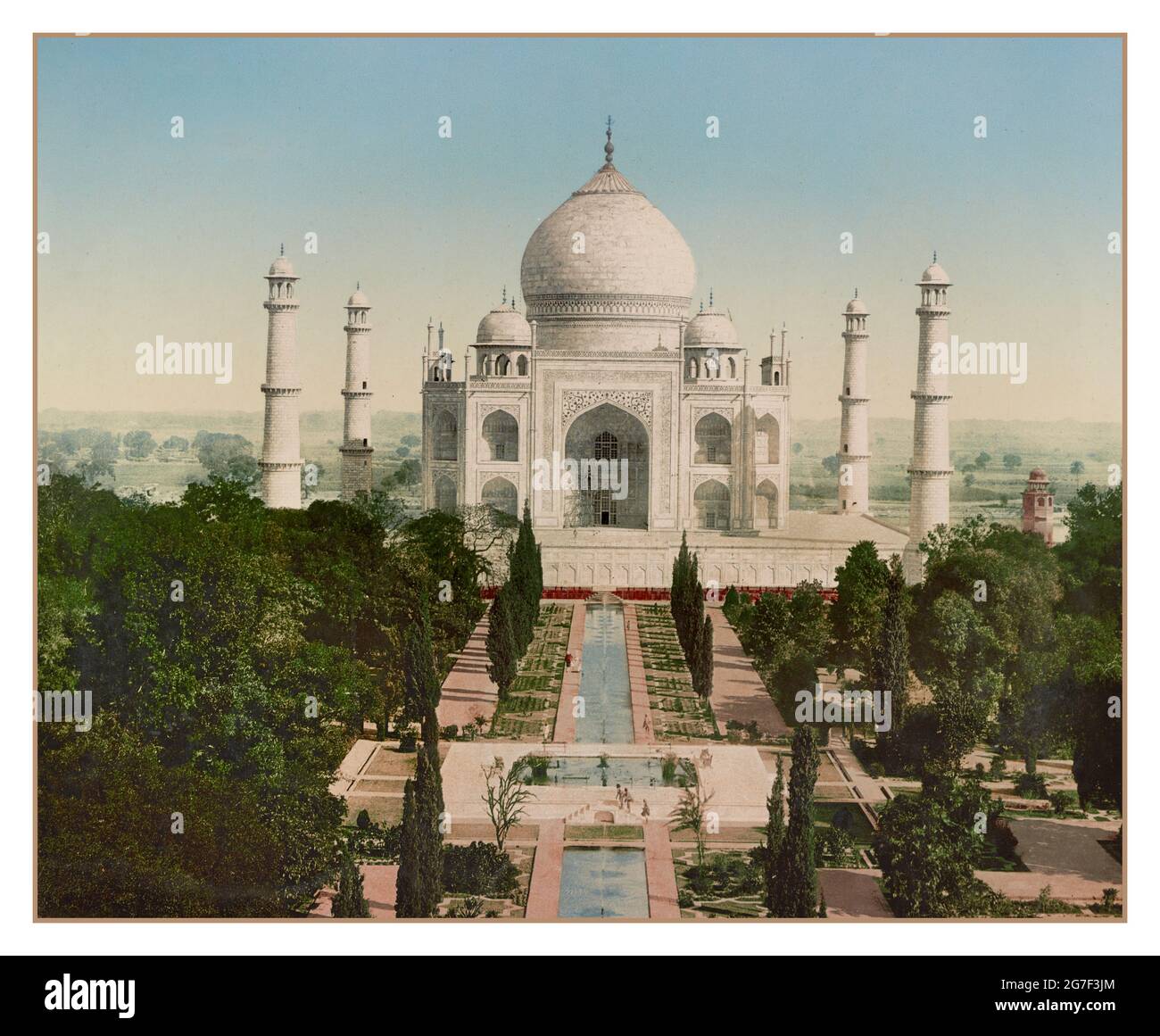 Das Taj Mahal 'Krone des Palastes', Archiv 1900 Photochrom eines elfenbeinweißen Marmor-Mausoleums am südlichen Ufer des Flusses Yamuna in der indischen Stadt Agra. Es wurde 1632 vom Moghul-Kaiser Shah Jahan (regierte von 1628 bis 1658) beauftragt, das Grab seiner Lieblingsfrau, Mumtaz Mahal, zu beherbergen; es beherbergt auch das Grab von Shah Jahan selbst. Das Grab ist das Herzstück eines 17 Hektar großen (42 Hektar) großen Komplexes, der eine Moschee und ein Gästehaus umfasst, und liegt in einem formellen Garten, der von einer zinnenverzierten Mauer begrenzt wird. Das Taj Mahal wurde 1983 zum UNESCO-Weltkulturerbe ernannt Stockfoto