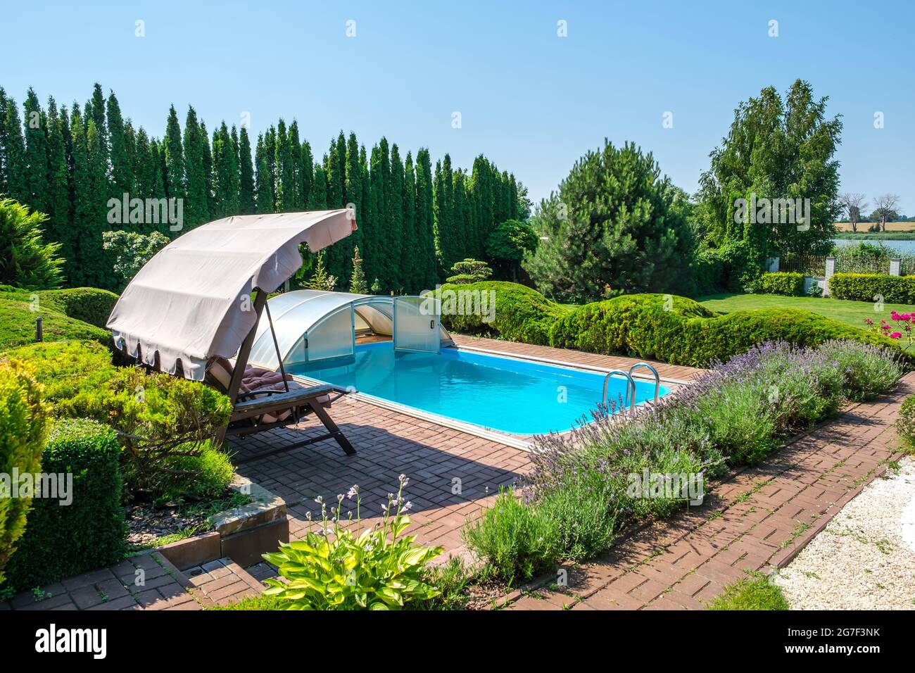 Gartenschaukel Stockfotos Und Bilder Kaufen Alamy