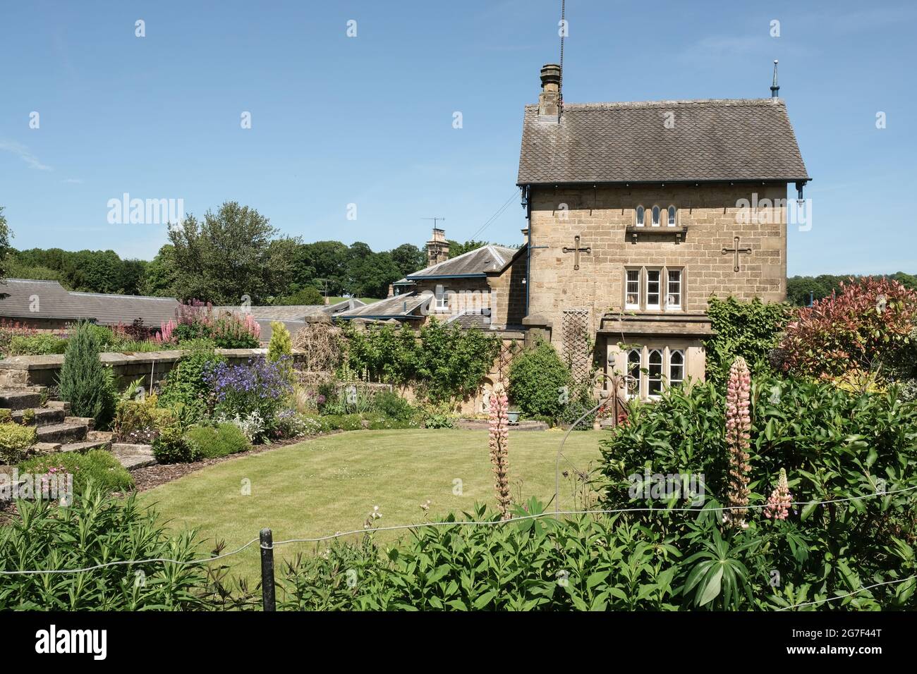 Elegante Steinhäuser im wunderschönen Dorf Edensor in Derbyshire. Stockfoto