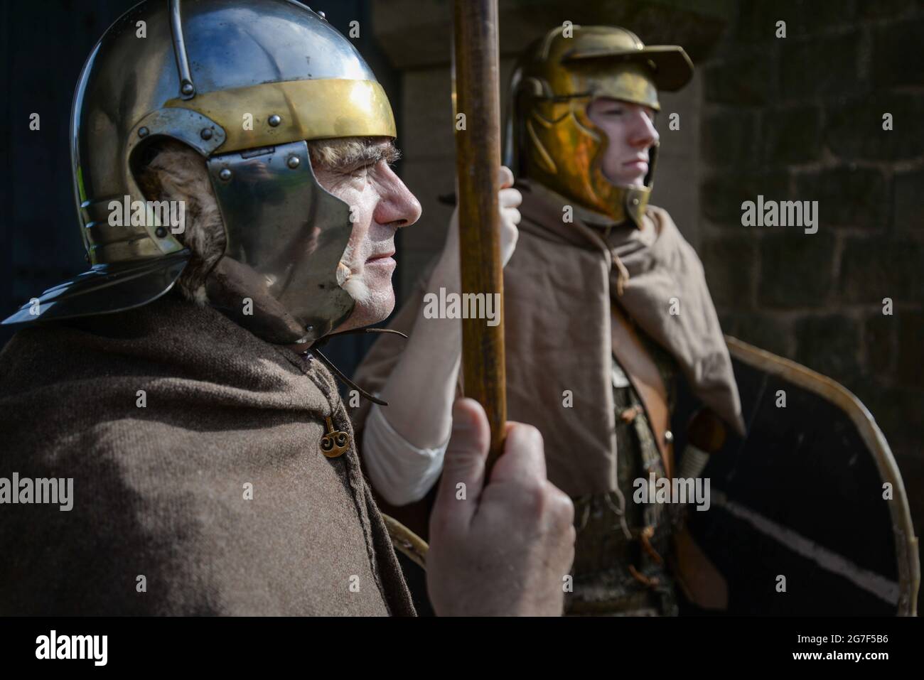 Reenactors im rekonstruierten römischen Fort Areia, South Shields Sie sind als Soldaten des späten 2. Frühen 3. Jahrhunderts n. Chr. gekleidet. Stockfoto