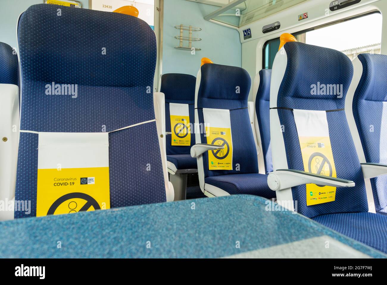 Leere Sitze mit Coronavirus Covid 19 sozialer Distanzierungsschild in einem irischen Eisenbahnwaggon, Irland Stockfoto