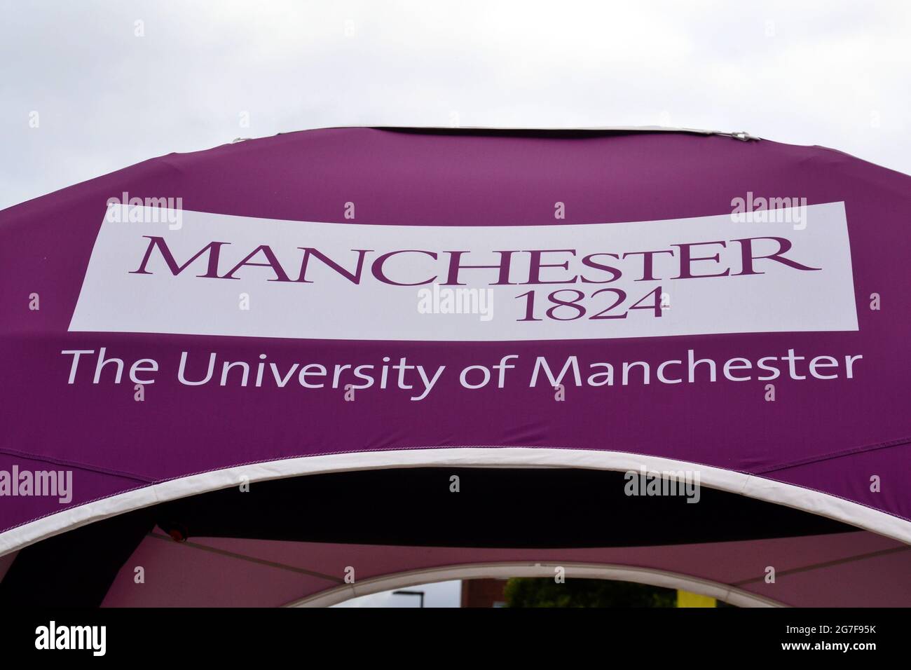 Ein Schild mit der Aufschrift „Manchester 1824 The University of Manchester“ auf dem Campus der University of Manchester, Manchester, Großbritannien. Gegründet 1824. Stockfoto