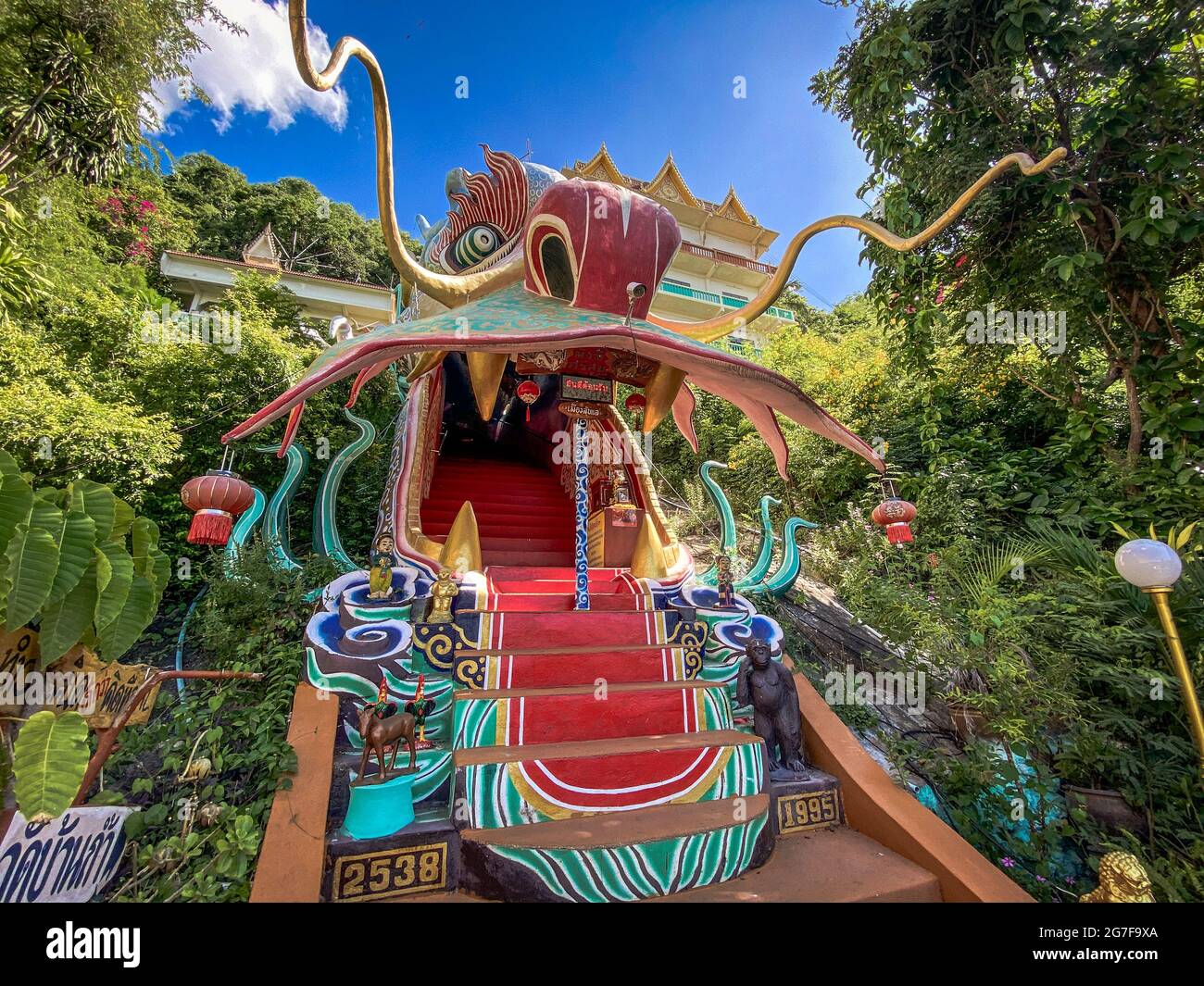 Wat Ban Tham Tempel und Höhle in Kanchanaburi, Thailand Stockfoto