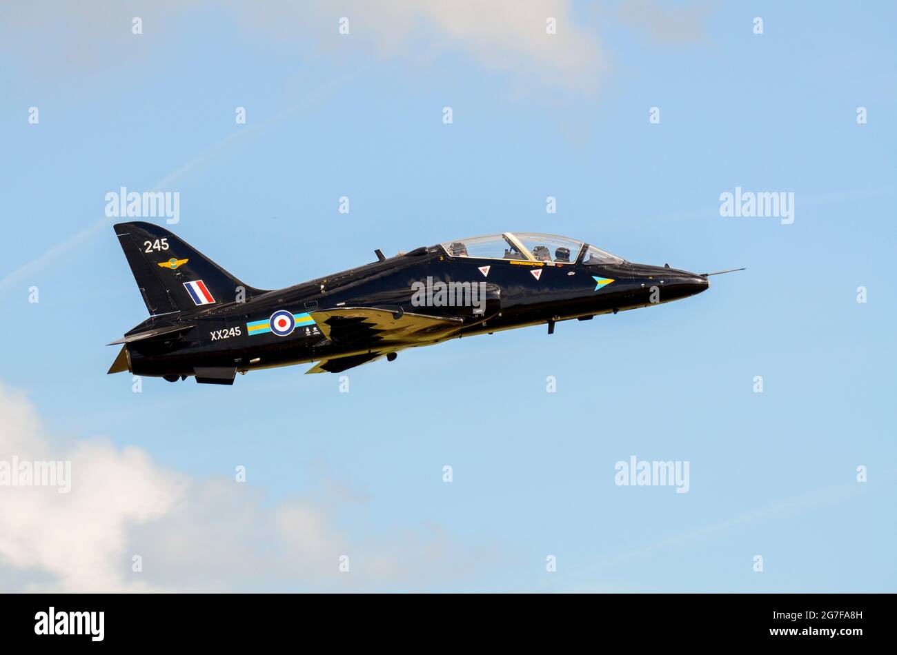 Royal Air Force British Aerospace Hawk T1 Jet Trainer Flugzeug Klettern nach dem Start. RAF 208 Squadron BAE Hawk T.1, Teil der 4 Flying Training School Stockfoto