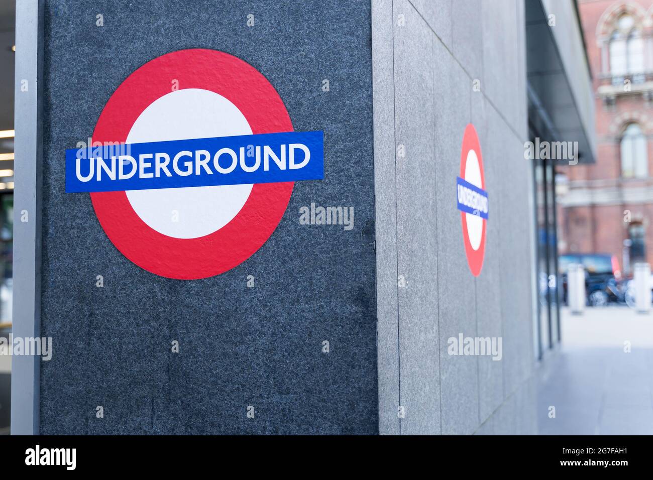 London U-Bahn-Schild, roter Kreis mit UNTERGRUND in weiß auf blauem Hintergrund geschrieben England Großbritannien Stockfoto