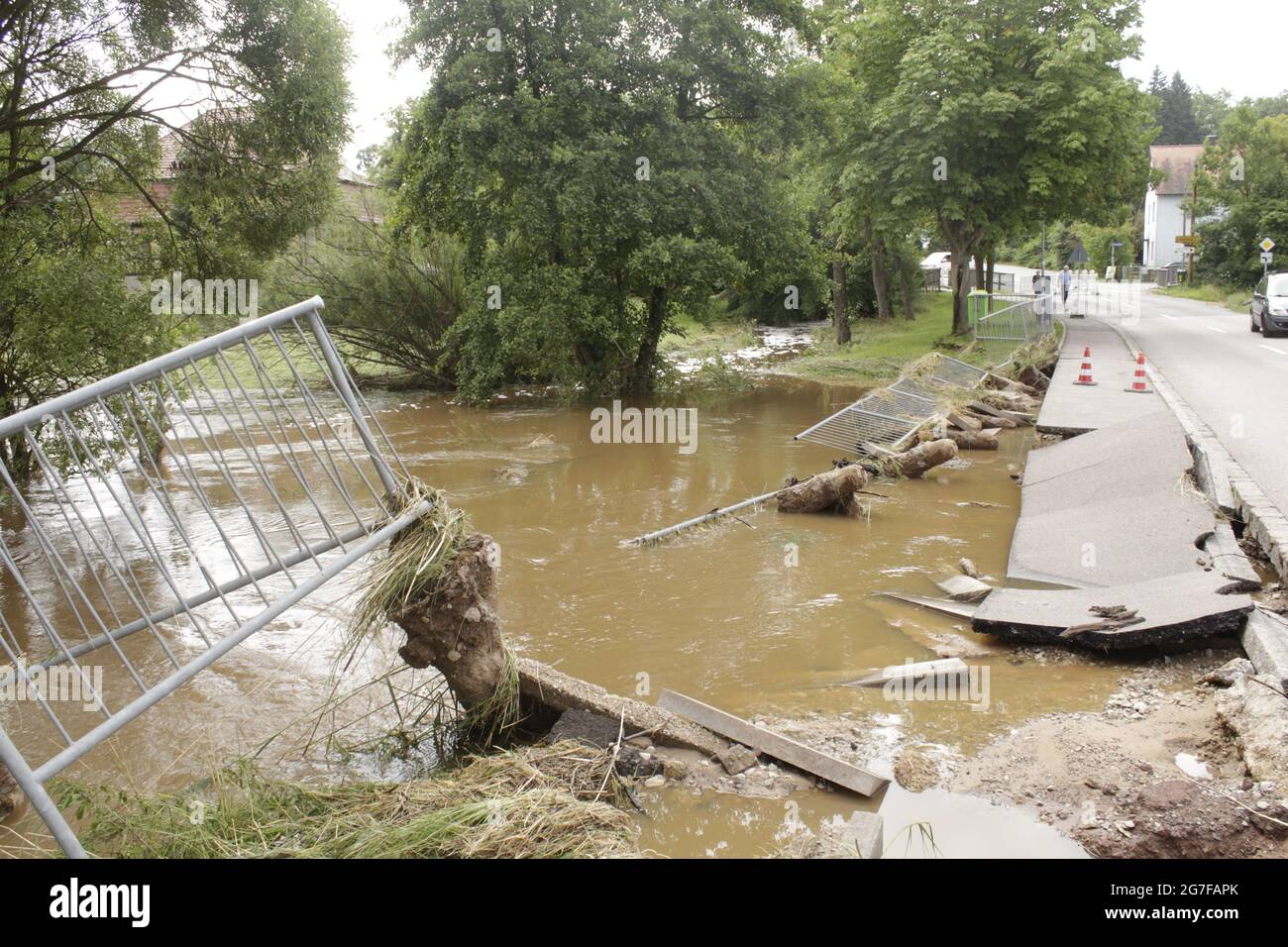 Überflutete Landschaft in Deutschland, Franken. Überfließender Fluss Zenn in Wilhermsdorf nach heftigen Regenfällen im Juli 2021. Stockfoto