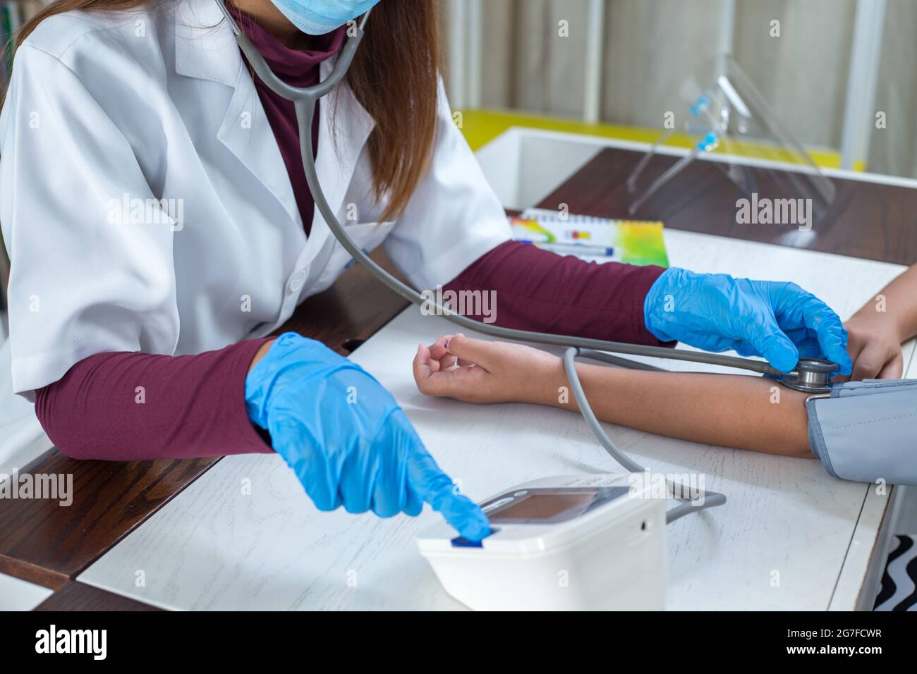 Nahaufnahme eines Arztes, der ihre Patientin untersucht Stockfoto