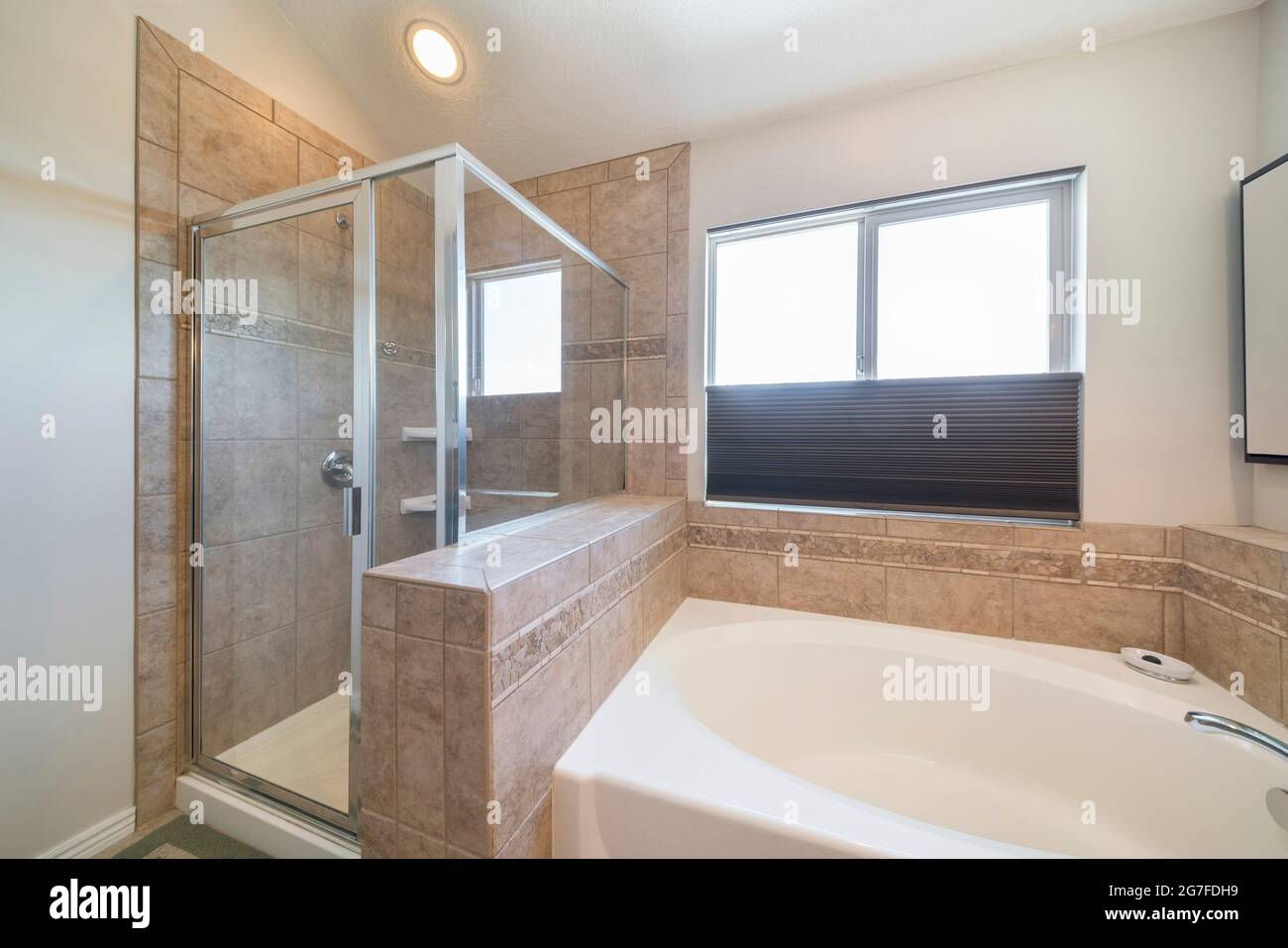 Dusche und Badewanne in einem Badezimmer mit Fenster Stockfotografie - Alamy