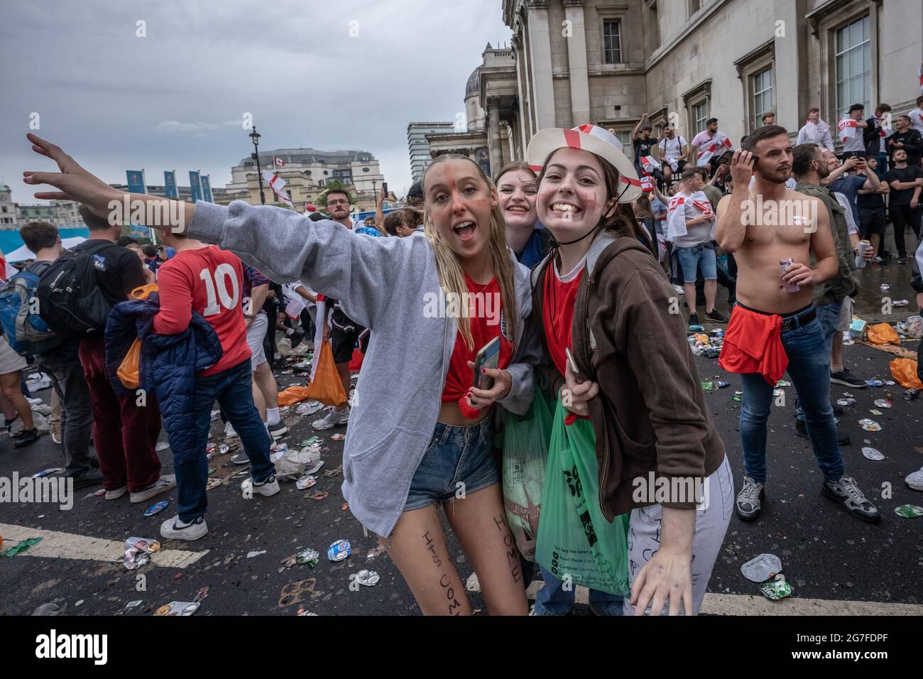 Euro 2020: Ungeordnetes Verhalten, da sich Tausende von Fußballfans vor dem Finale von England gegen Italien in der Nähe des Trafalgar Square drängen. London, Großbritannien. Stockfoto Euro 2020: Ungeordnetes Verhalten, da sich Tausende von Fußballfans vor dem Finale von England gegen Italien in der Nähe des Trafalgar Square drängen. London, Großbritannien. Stockfoto