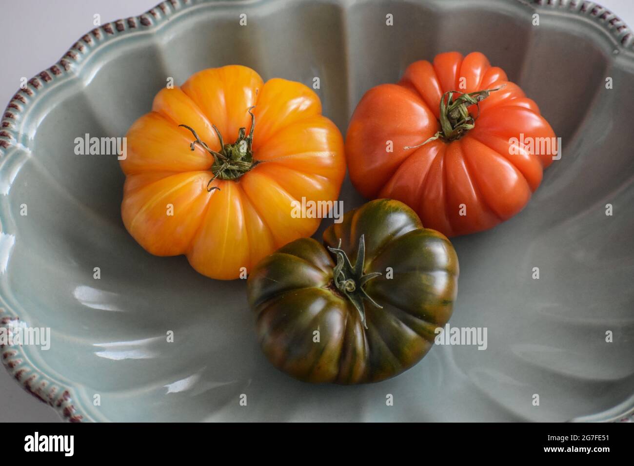 Food Tree Bunte Tomaten auf dem Teller Stockfoto