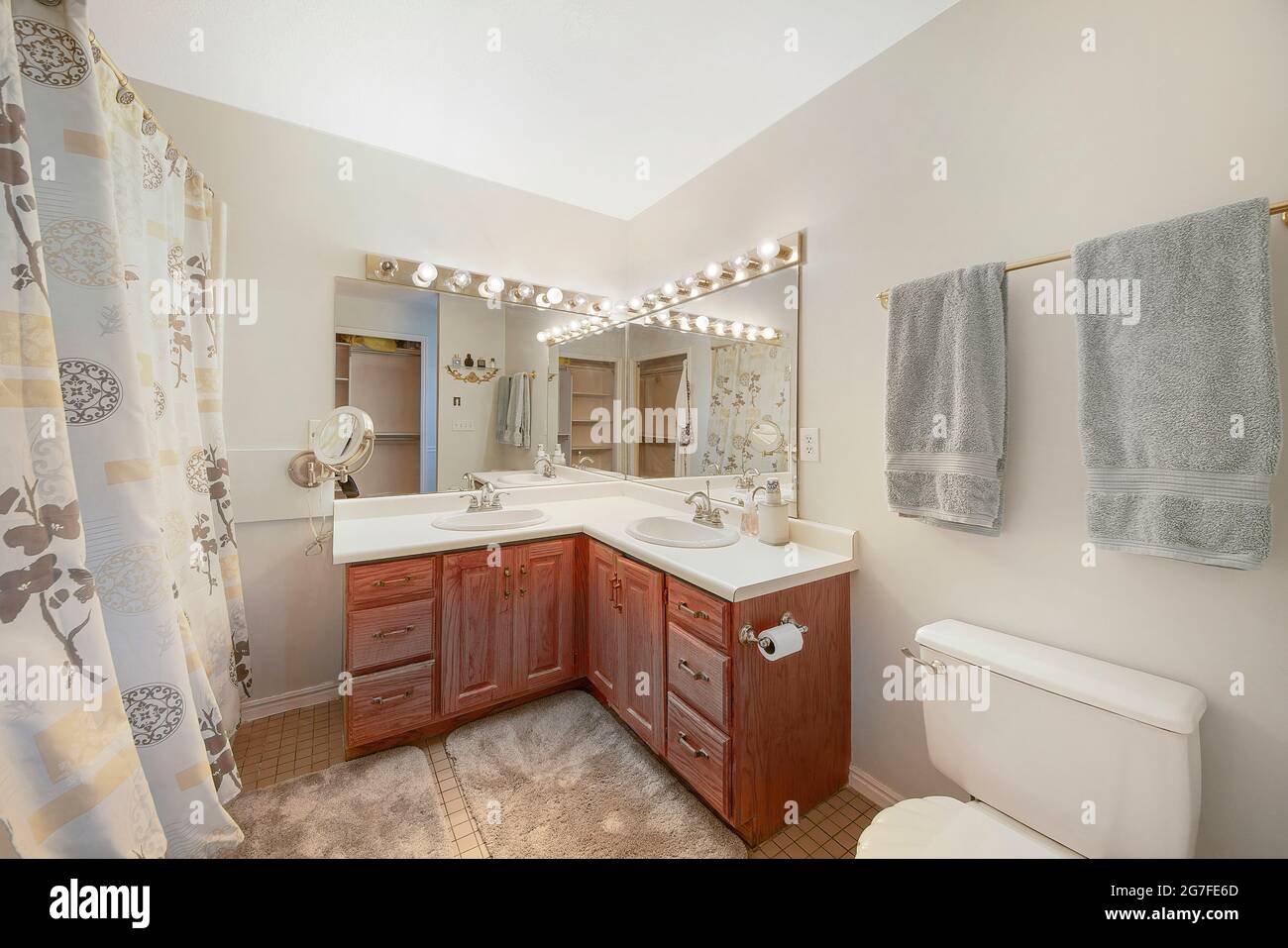 Badezimmer mit doppeltem Waschbecken in L-Form Stockfotografie - Alamy