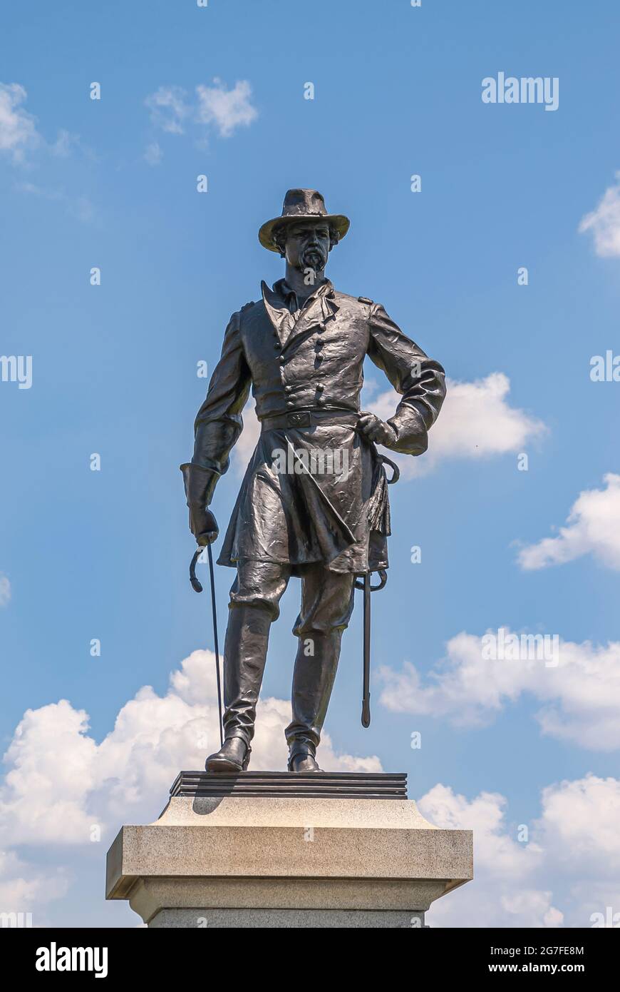 Gettysburg, PA, USA - 14. Juni 2008: Schlachtfelddenkmäler. Nahaufnahme der Bronzestatue von Brigadier-General Alexander Stewart Webb auf Sockel gegen Blau Stockfoto