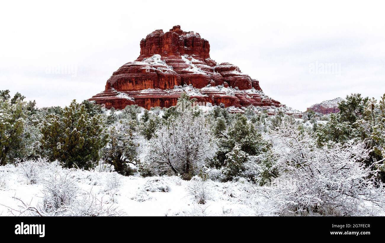 Bell Rock in Sedona, Arizona an einem wunderschönen Wintertag nach einem Schneesturm. Arizona wüste Winterlandschaft. Winter in Sedona. Stockfoto